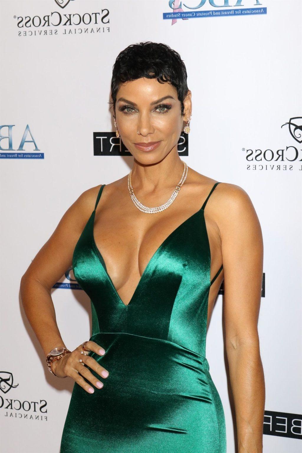 25P Nicole Murphy Cleavage