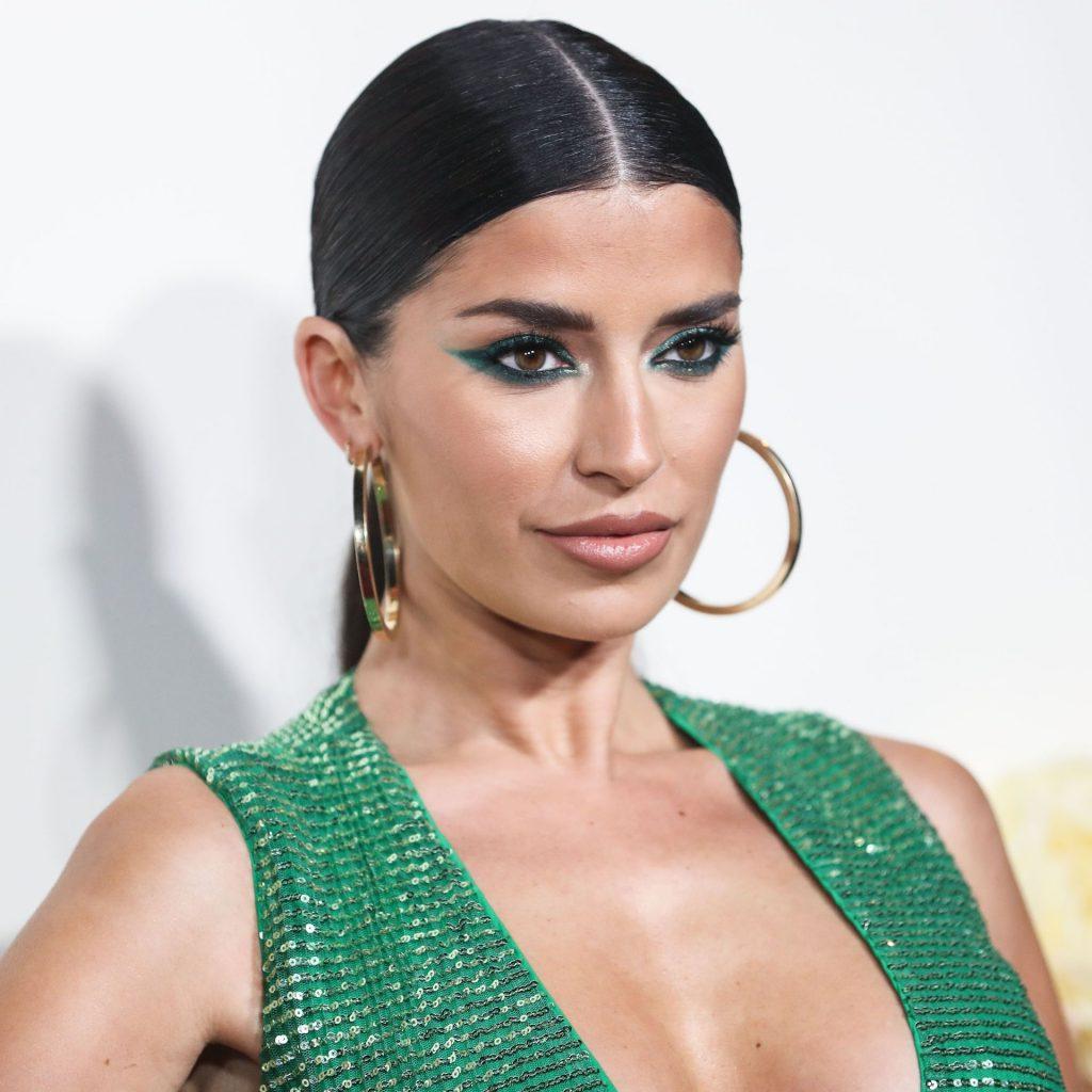 4P Nicole Williams Cleavage