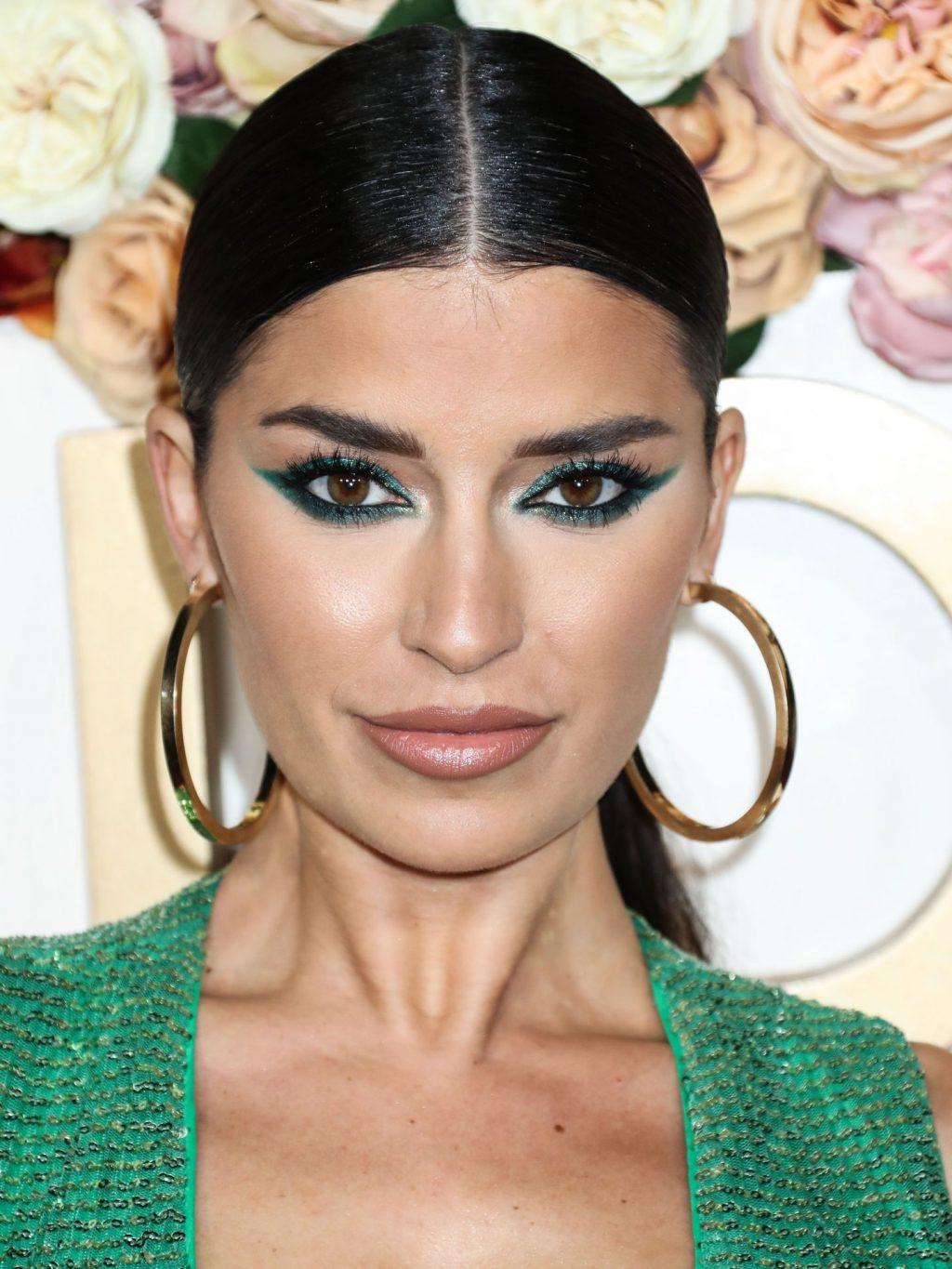 4P Nicole Williams Cleavage