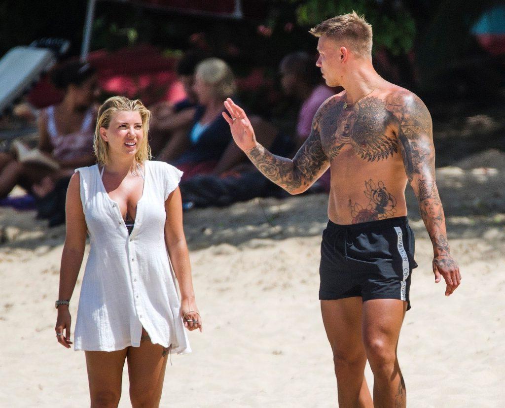 4P Olivia Buckland Cleavage