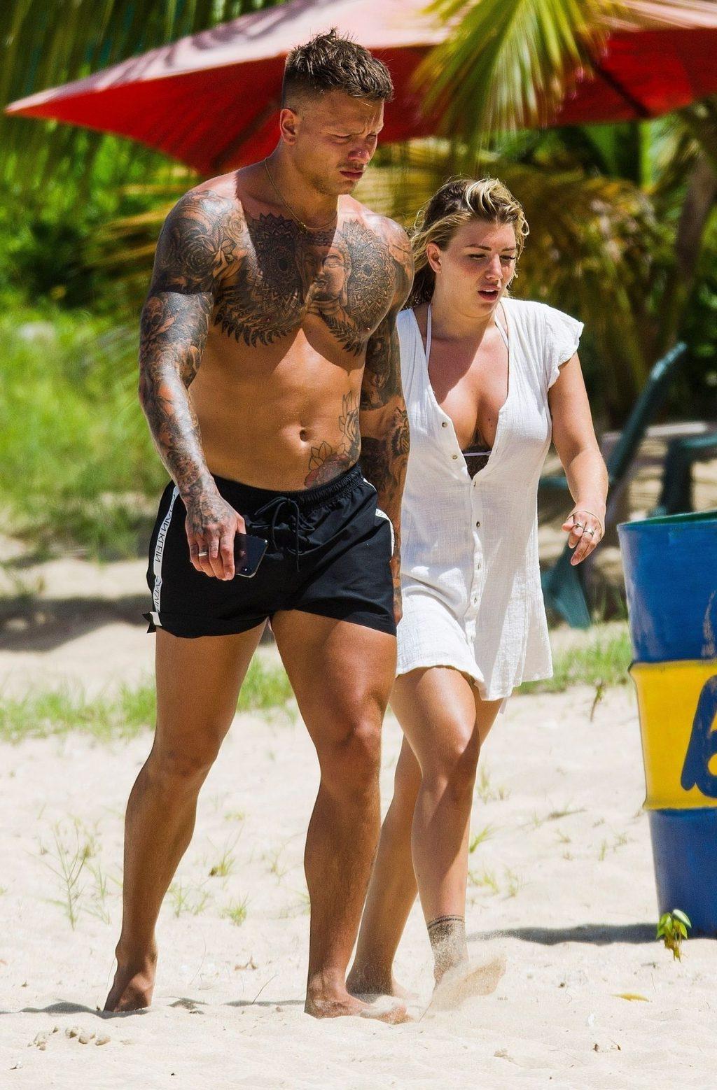 4P Olivia Buckland Cleavage