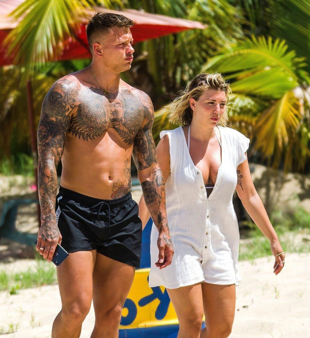 4P Olivia Buckland Cleavage