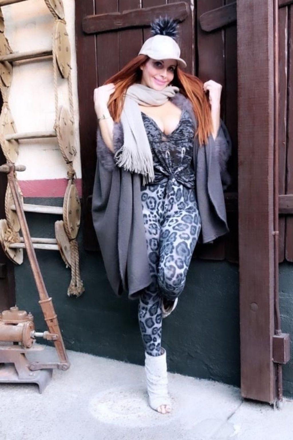 4P Phoebe Price Cleavage
