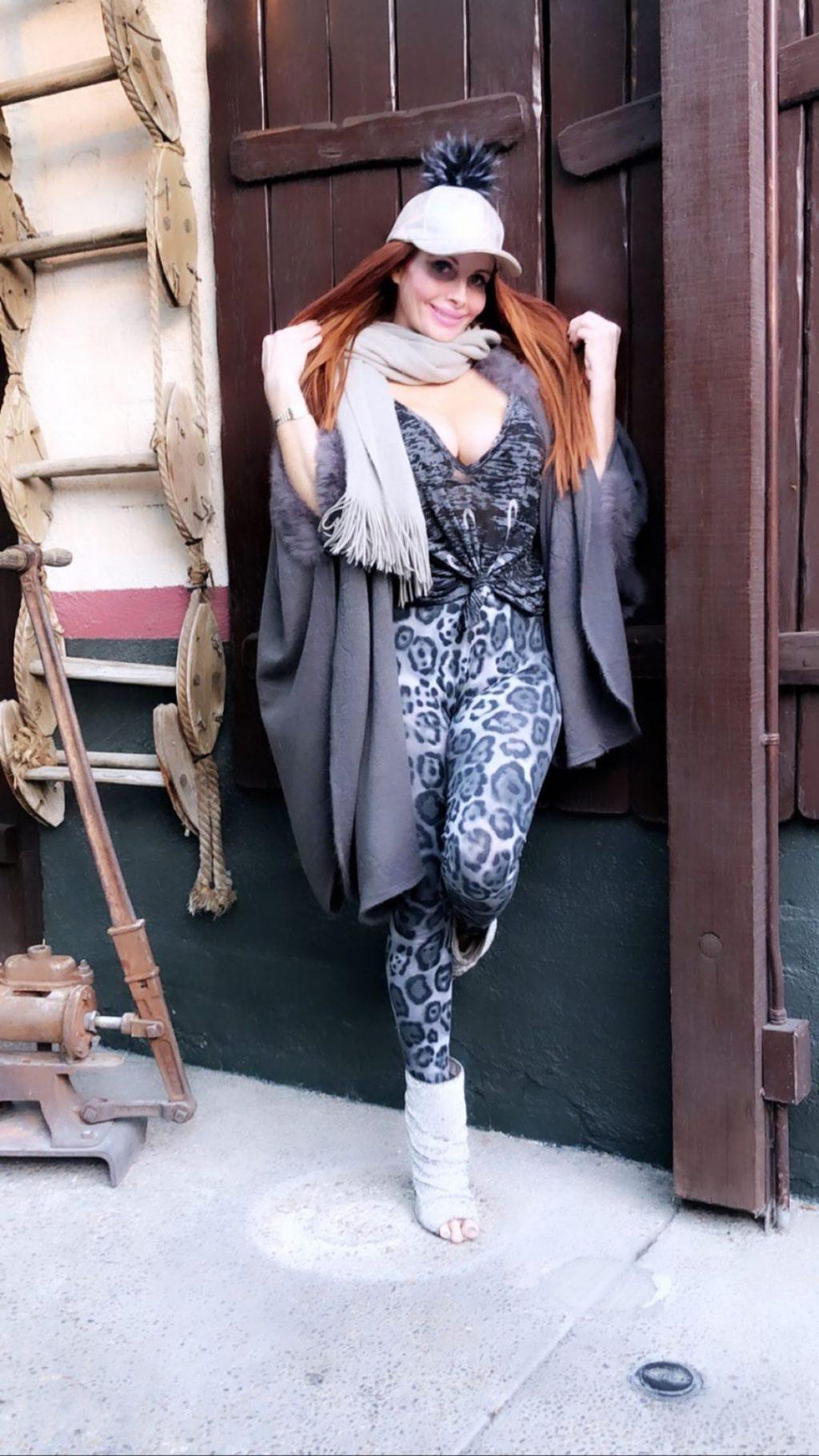 4P Phoebe Price Cleavage