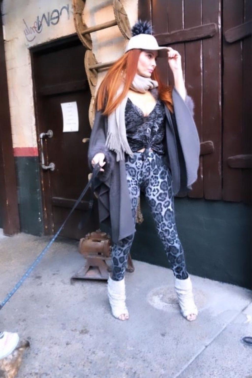 4P Phoebe Price Cleavage