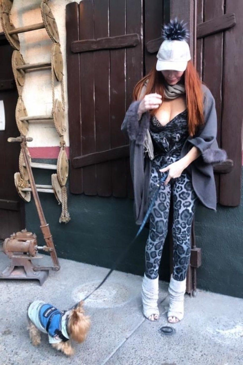 4P Phoebe Price Cleavage