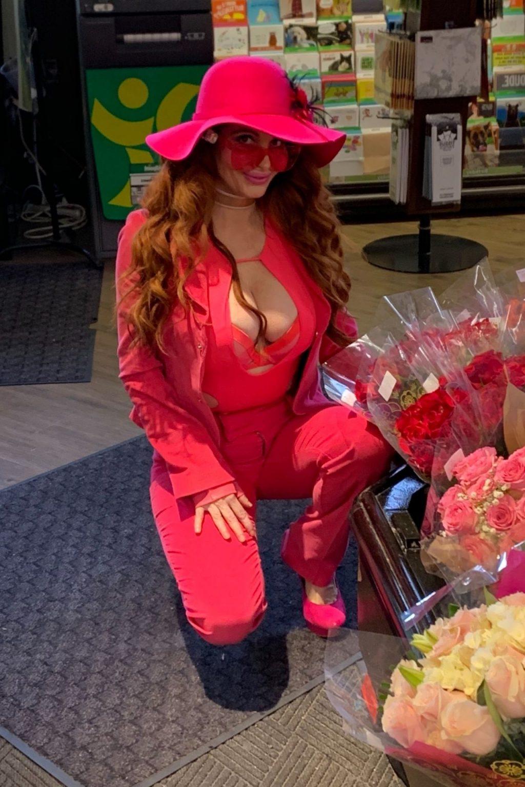 4P Phoebe Price Cleavage