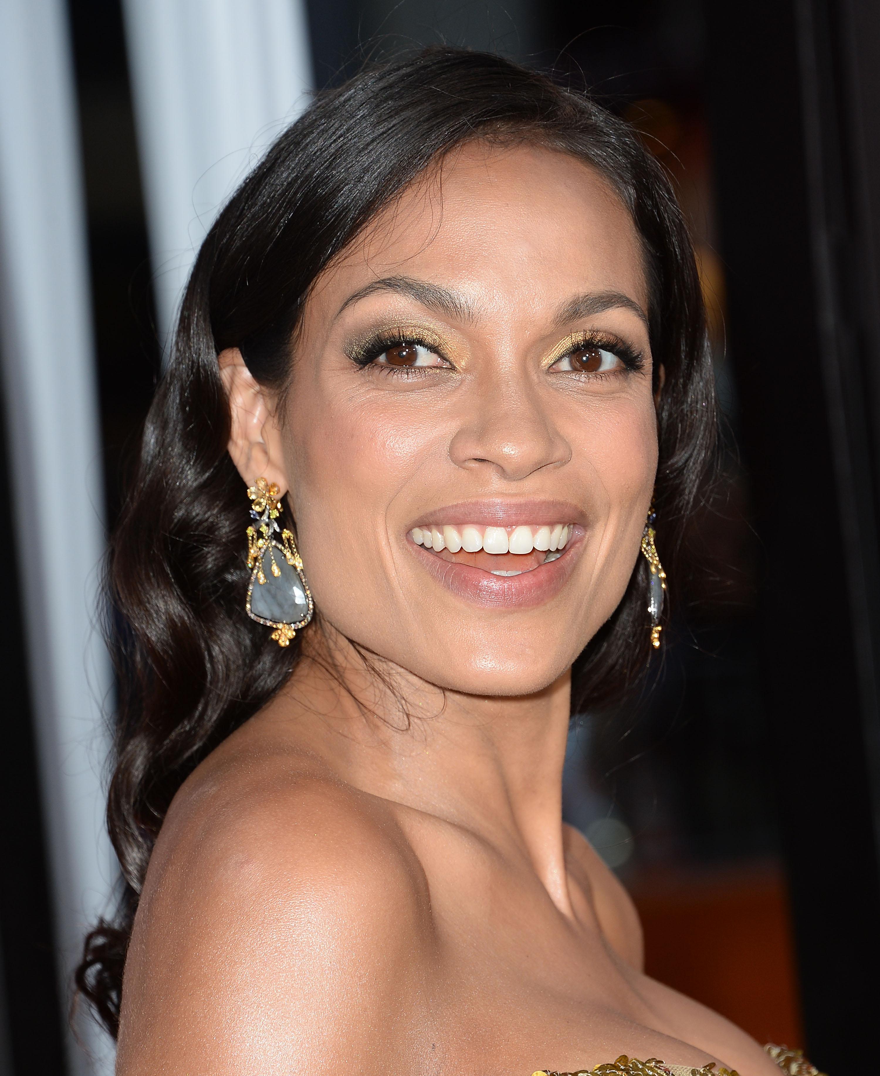 11P Rosario Dawson Shows Off Her Cleavage For You
