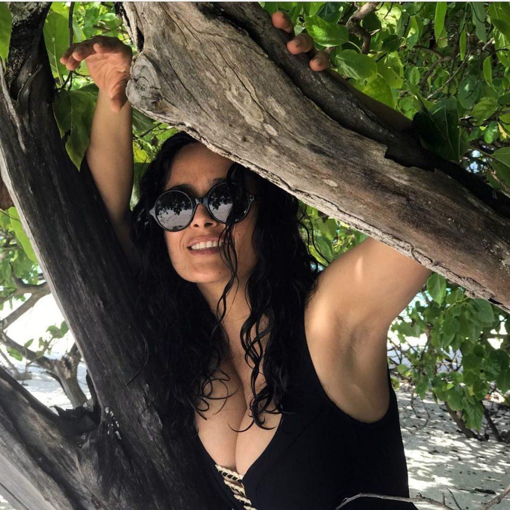 4P Salma Hayek Cleavage