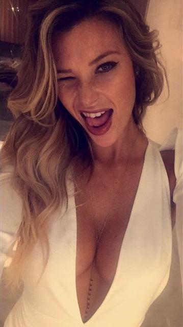 4P Samantha Hoopes Cleavage Pics