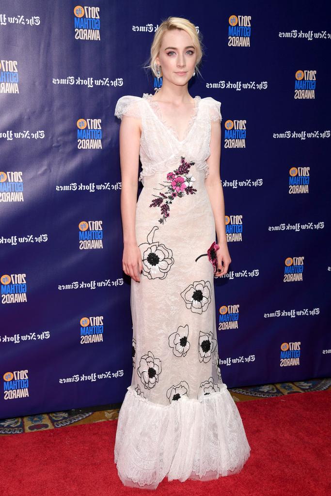16P Saoirse Ronan Cleavage