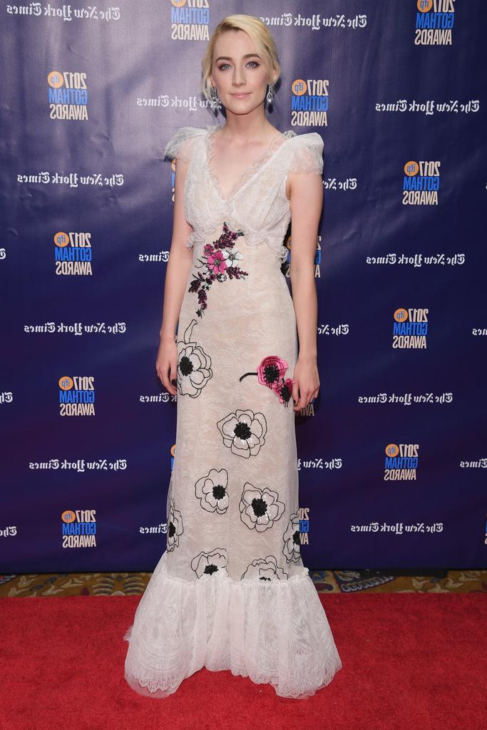 16P Saoirse Ronan Cleavage