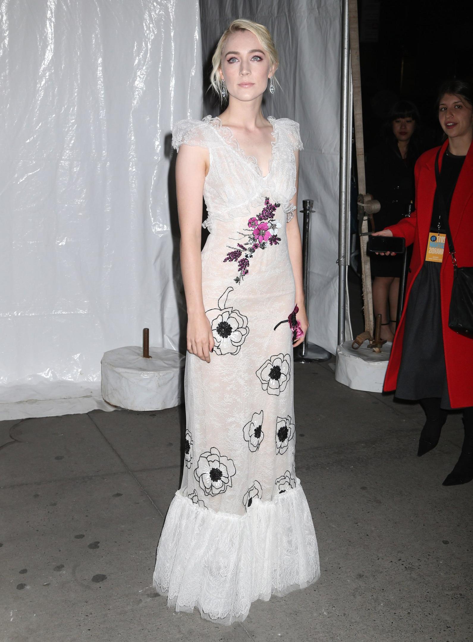 16P Saoirse Ronan Cleavage