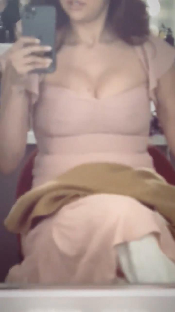 4P Selena Gomez Cleavage