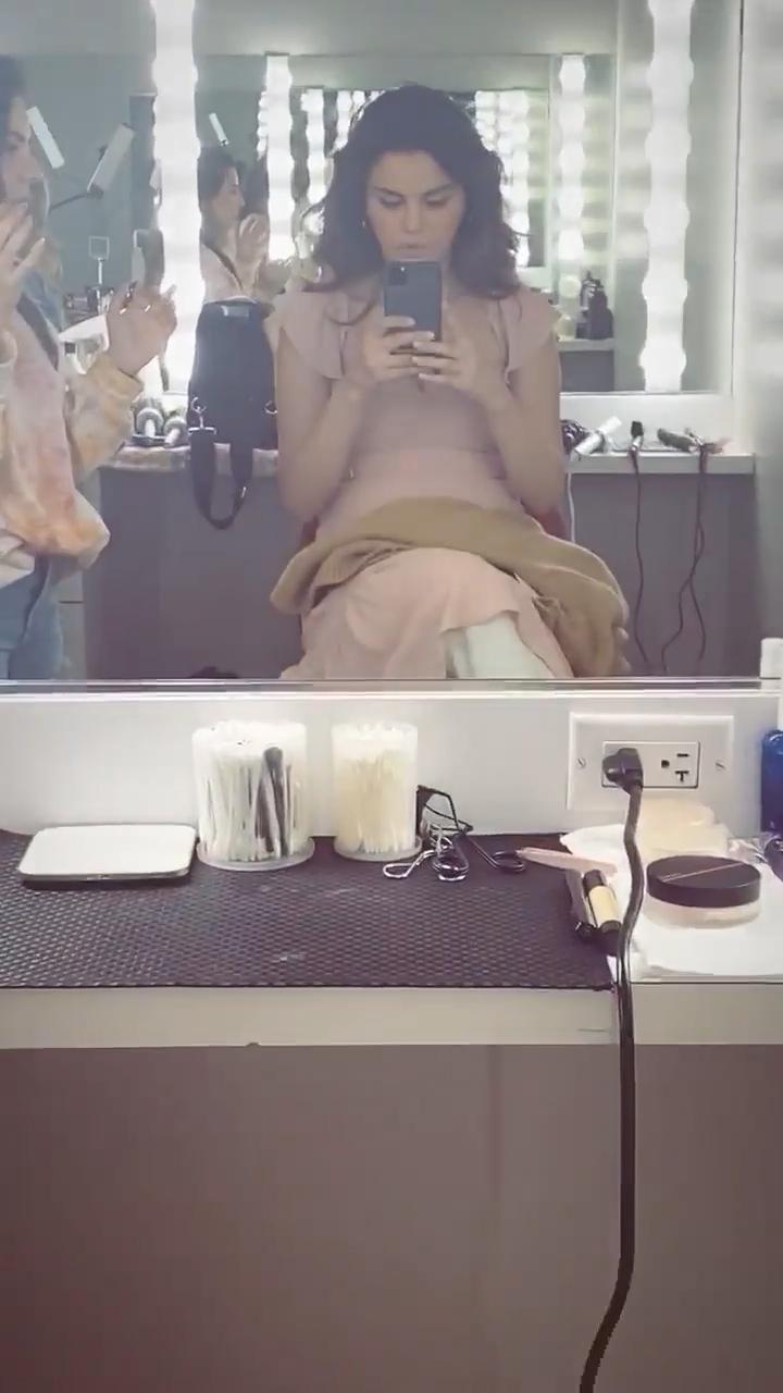 4P Selena Gomez Cleavage