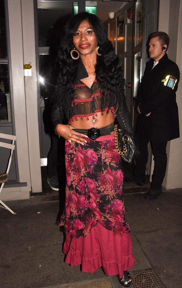 7P Sinitta’s Left Nipple Gets Exposed