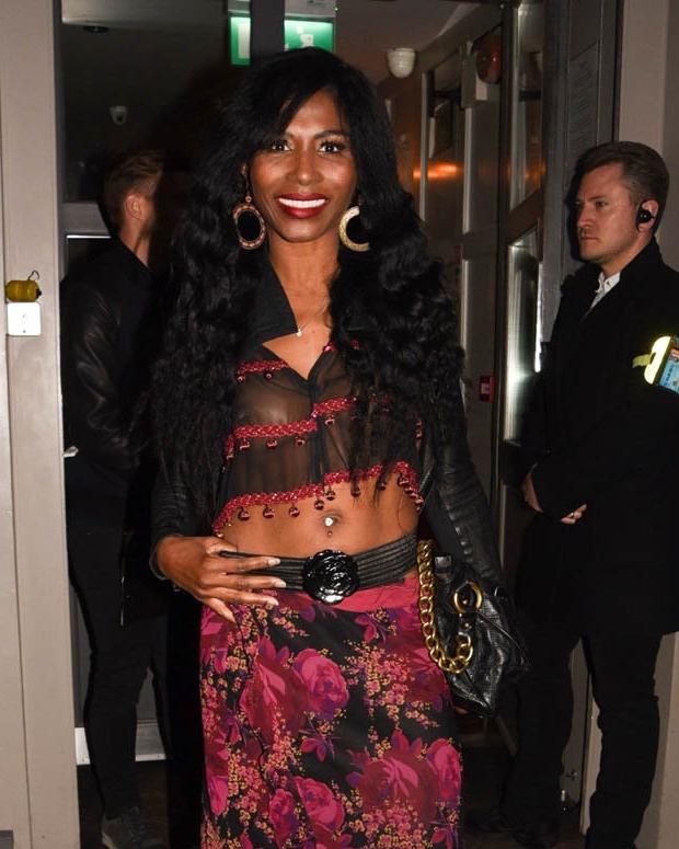 7P Sinitta’s Left Nipple Gets Exposed
