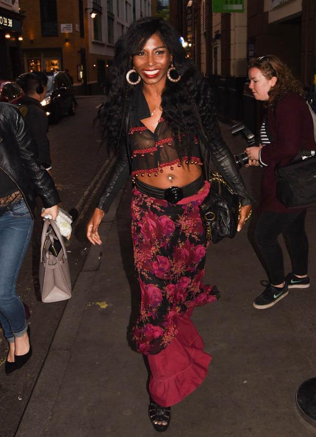 7P Sinitta’s Left Nipple Gets Exposed