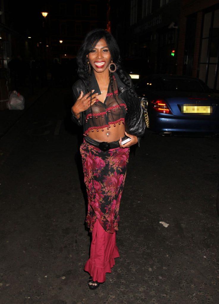 7P Sinitta’s Left Nipple Gets Exposed