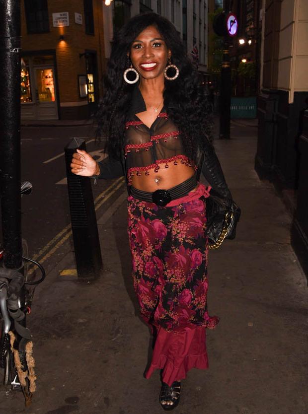 7P Sinitta’s Left Nipple Gets Exposed