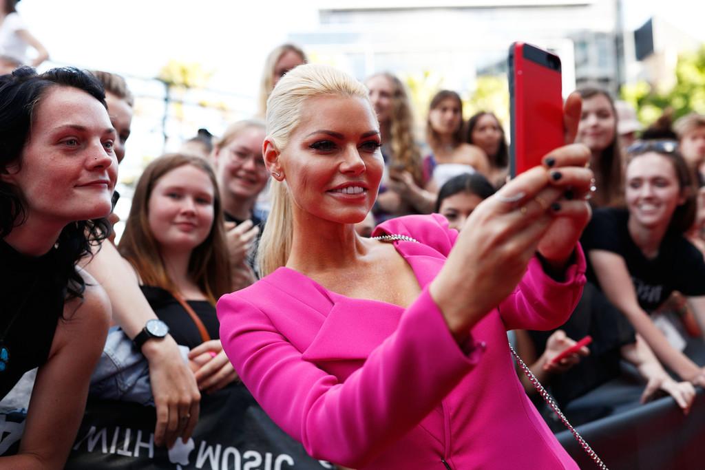 8P Sophie Monk Cleavage
