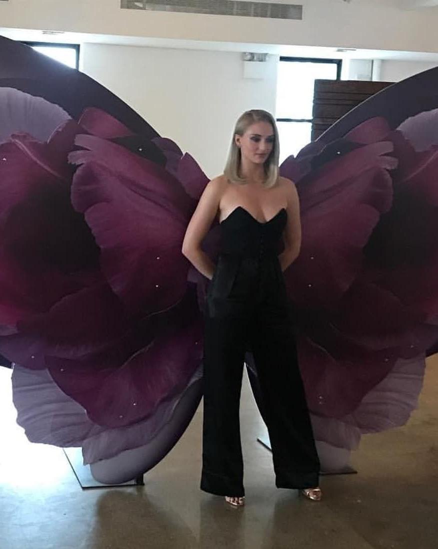 10P Sophie Turner Cleavage