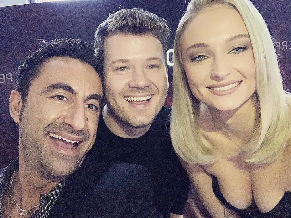 10P Sophie Turner Cleavage