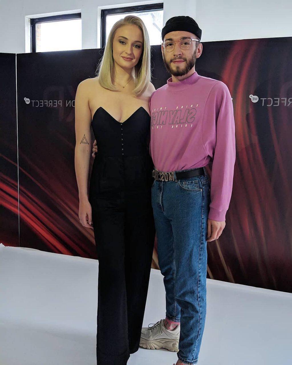 10P Sophie Turner Cleavage