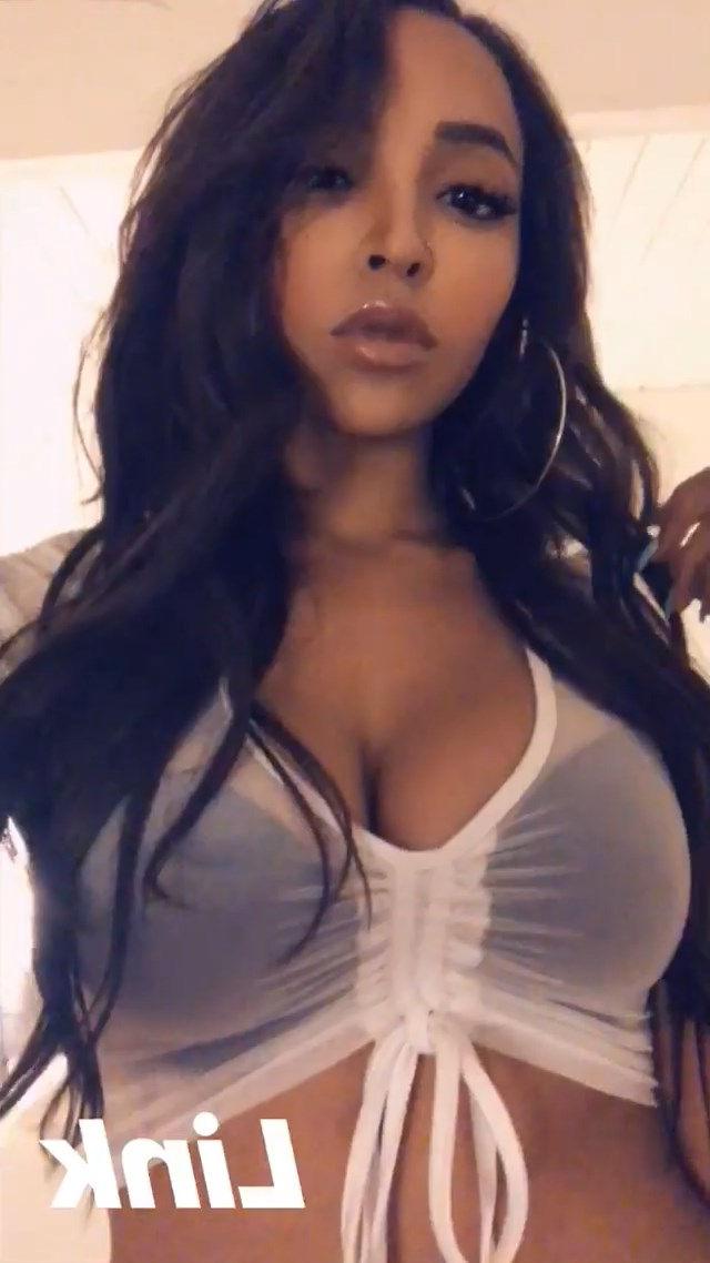 15P Tinashe Cleavage