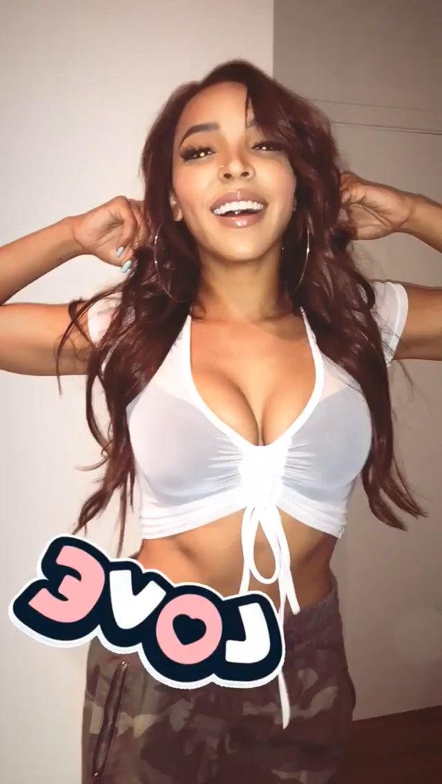 15P Tinashe Cleavage