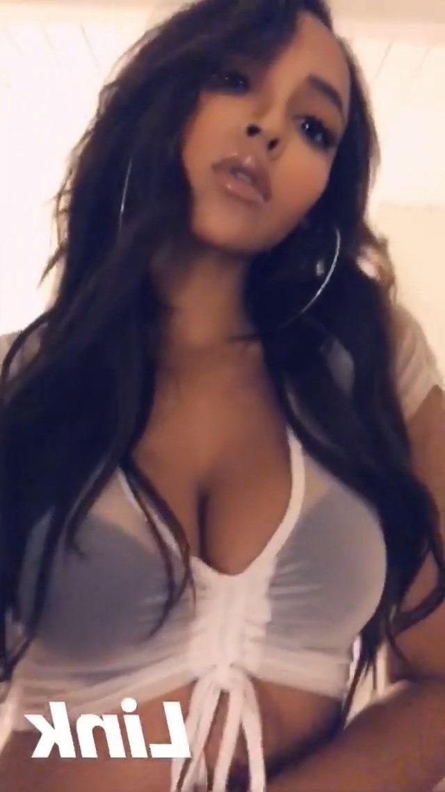 15P Tinashe Cleavage