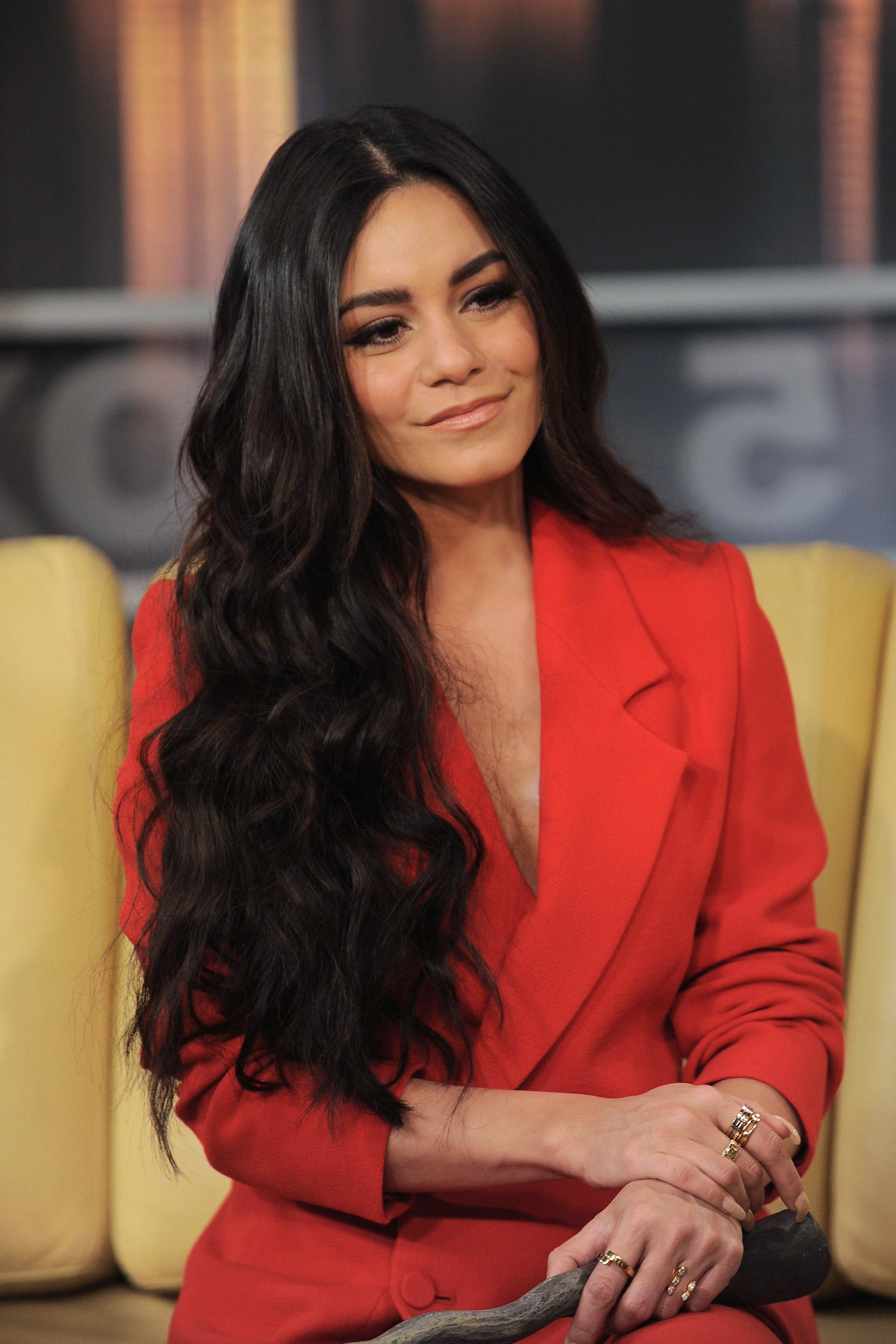 15P Vanessa Hudgens Cleavage Pictures