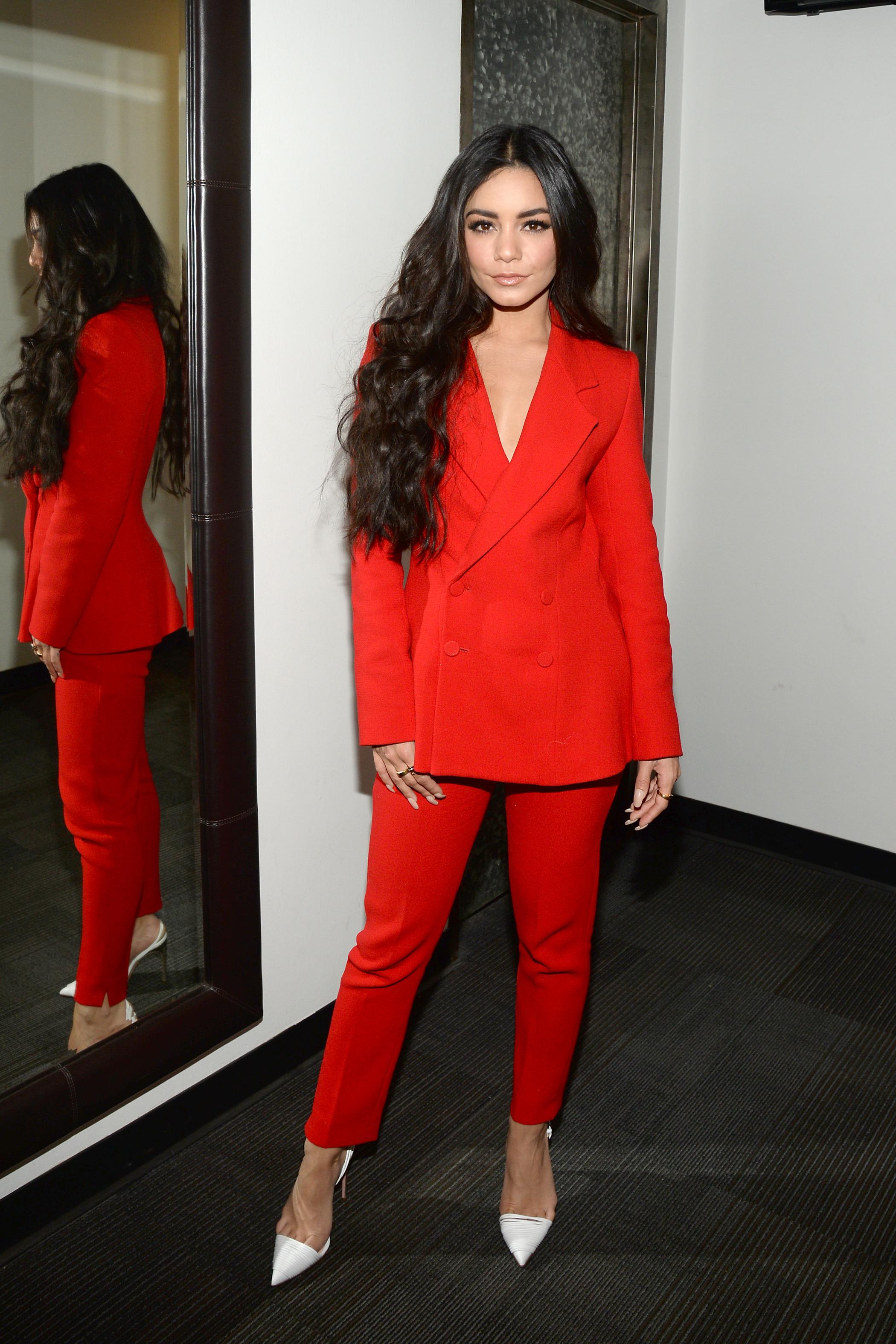 15P Vanessa Hudgens Cleavage Pictures