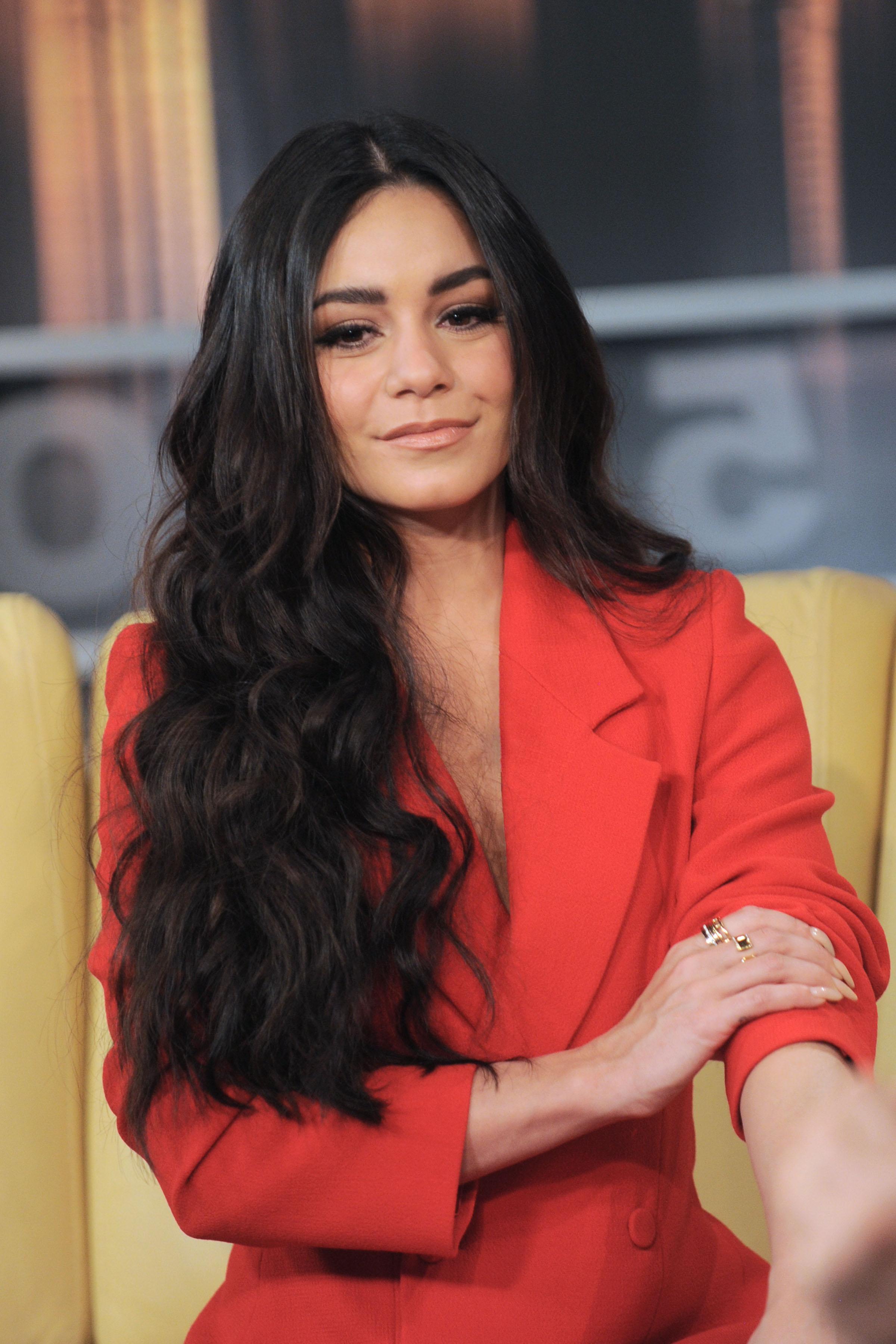 15P Vanessa Hudgens Cleavage Pictures