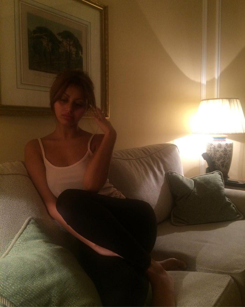 25P Zahia Dehar Cleavage