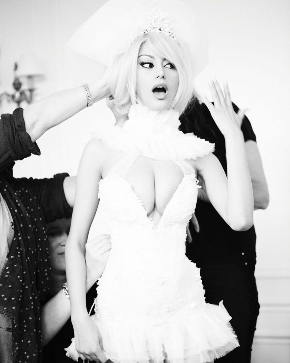 25P Zahia Dehar Cleavage