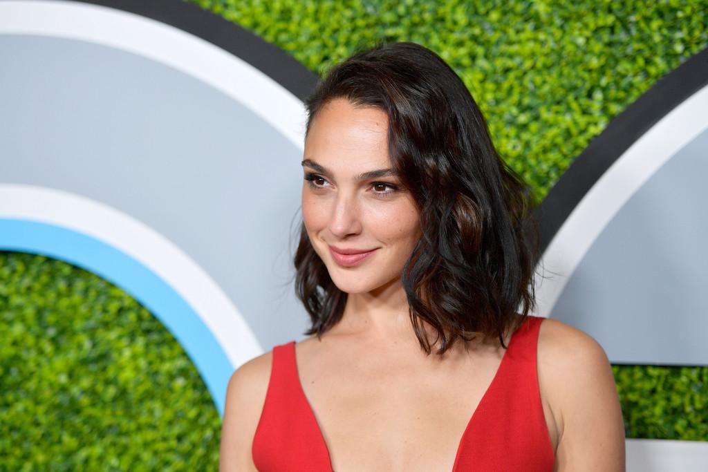 5P Gal Gadot Cleavage