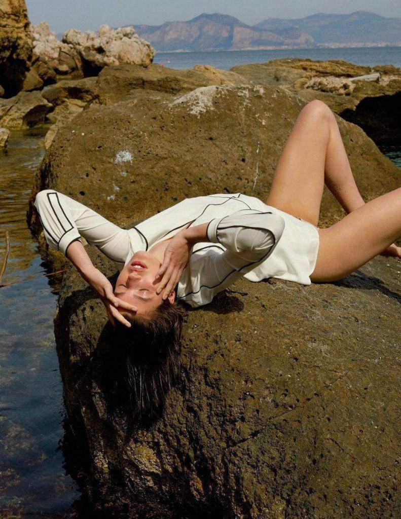 11P Julia Van Os: Naughty Nature Girl