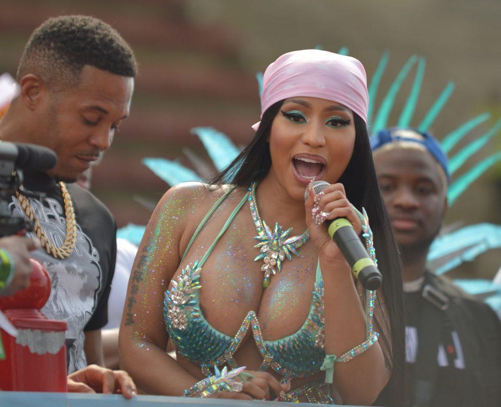 7P Nicki Minaj Cleavage