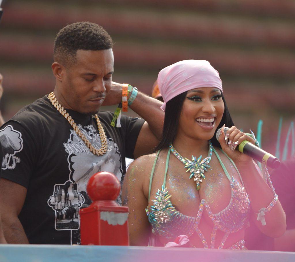 7P Nicki Minaj Cleavage