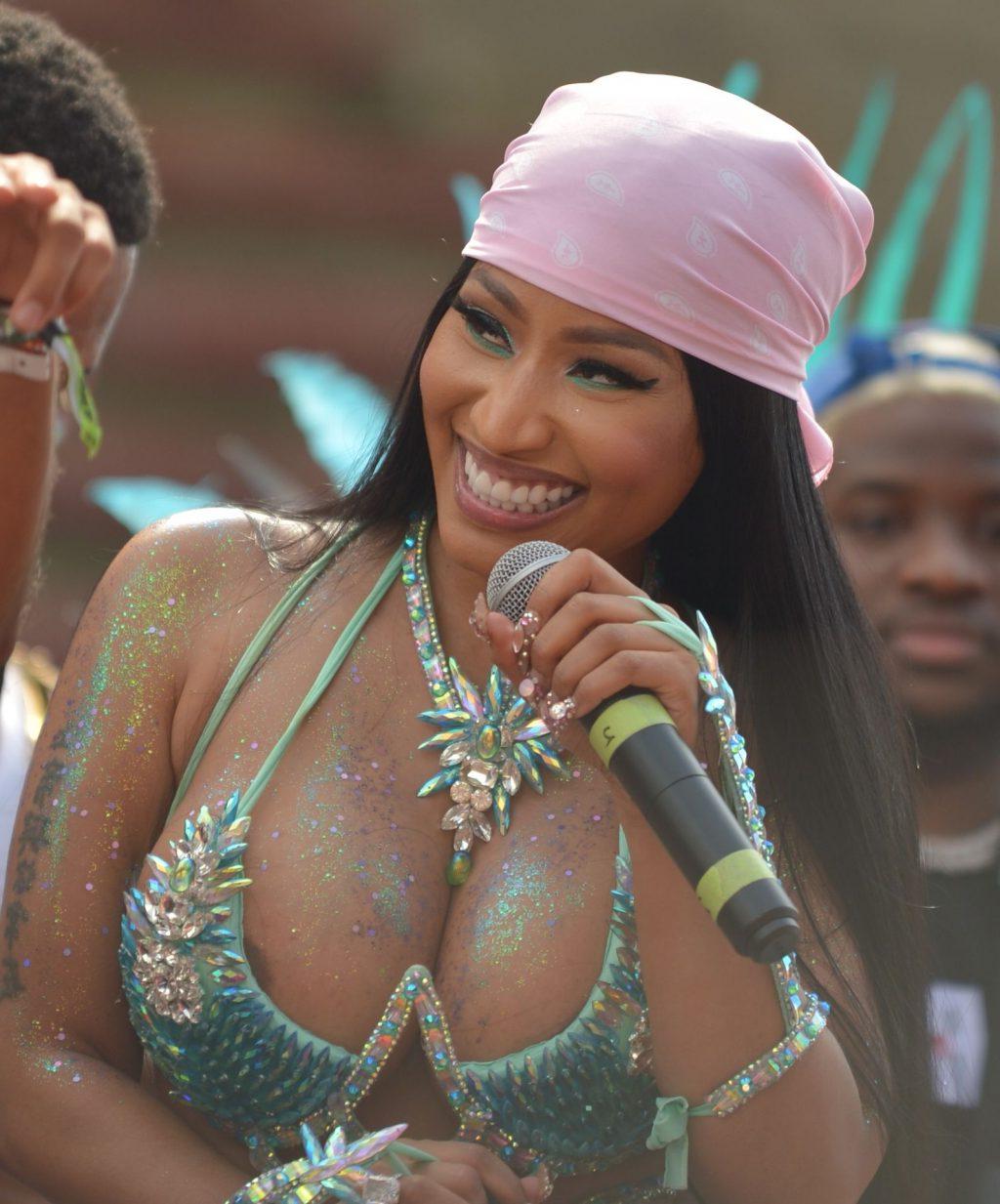 7P Nicki Minaj Cleavage