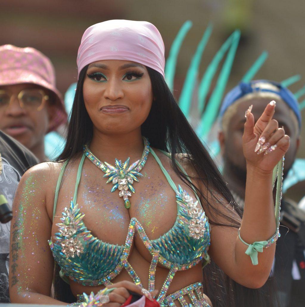 7P Nicki Minaj Cleavage