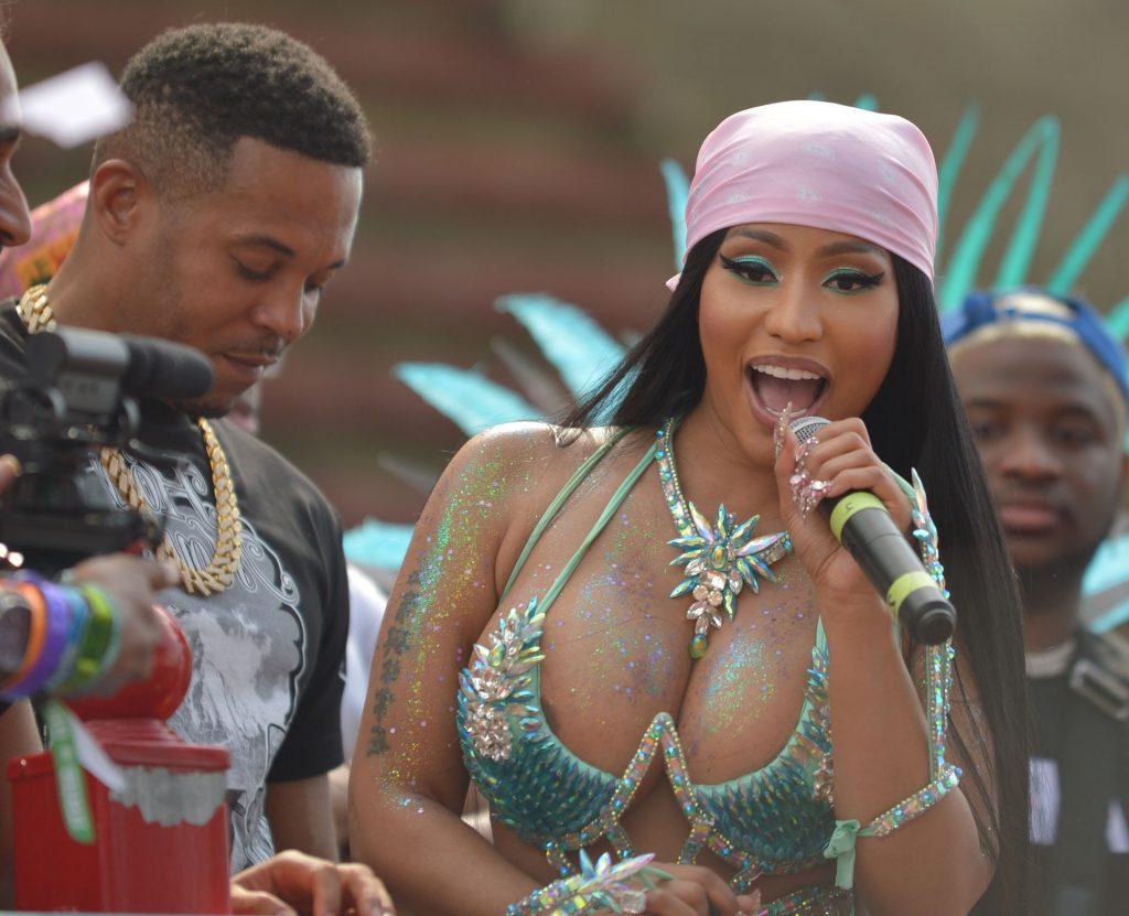 7P Nicki Minaj Cleavage