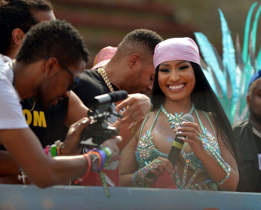 7P Nicki Minaj Cleavage