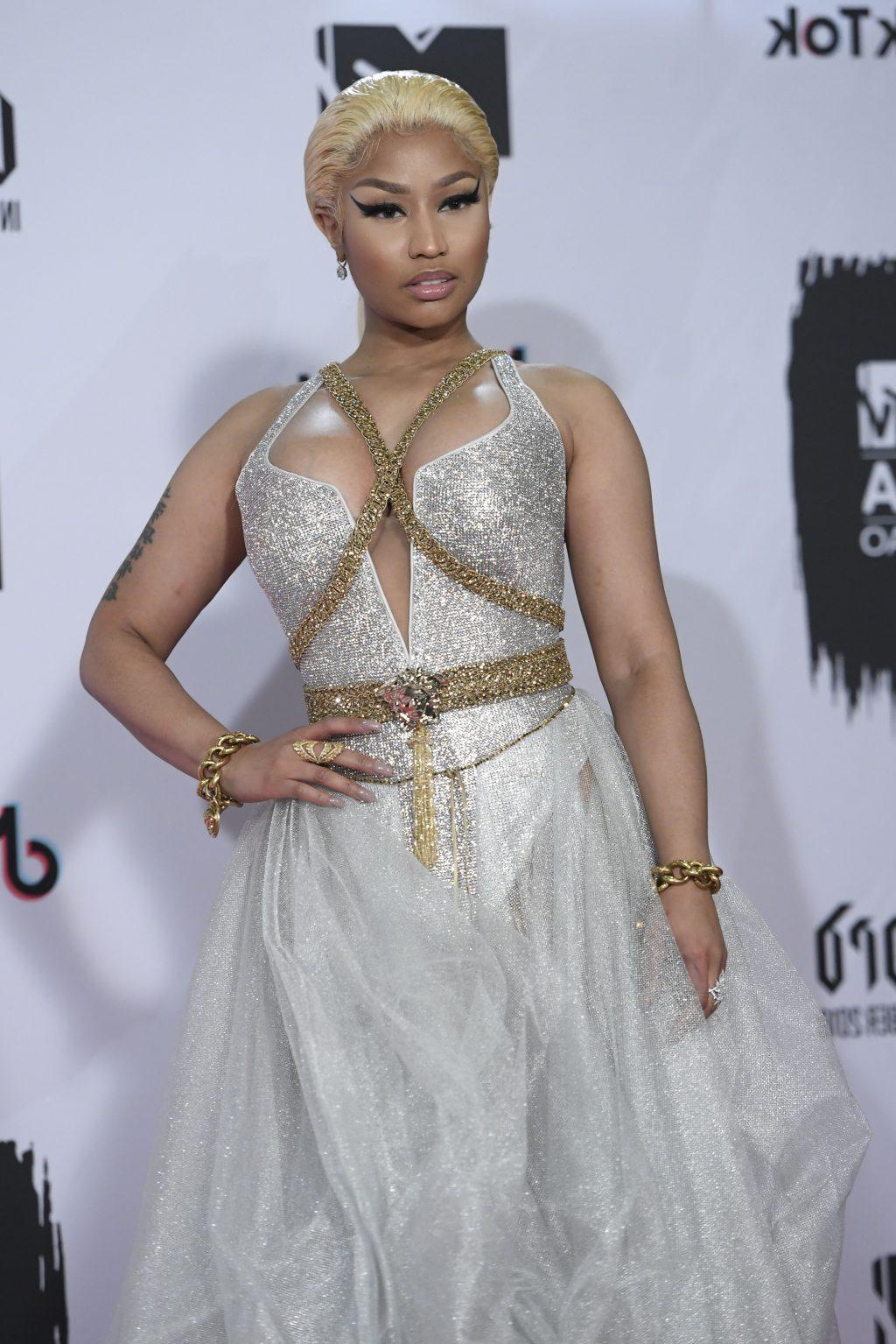 15P Nicki Minaj Cleavage