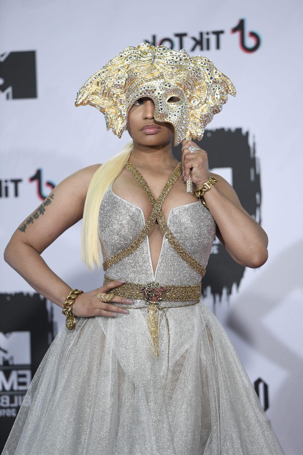 15P Nicki Minaj Cleavage