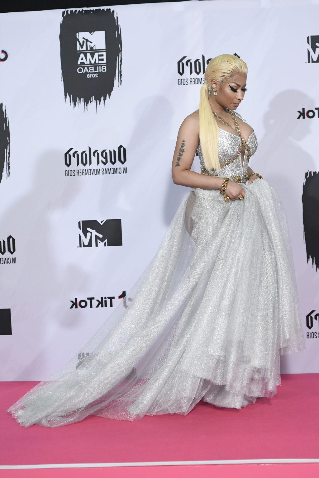 15P Nicki Minaj Cleavage