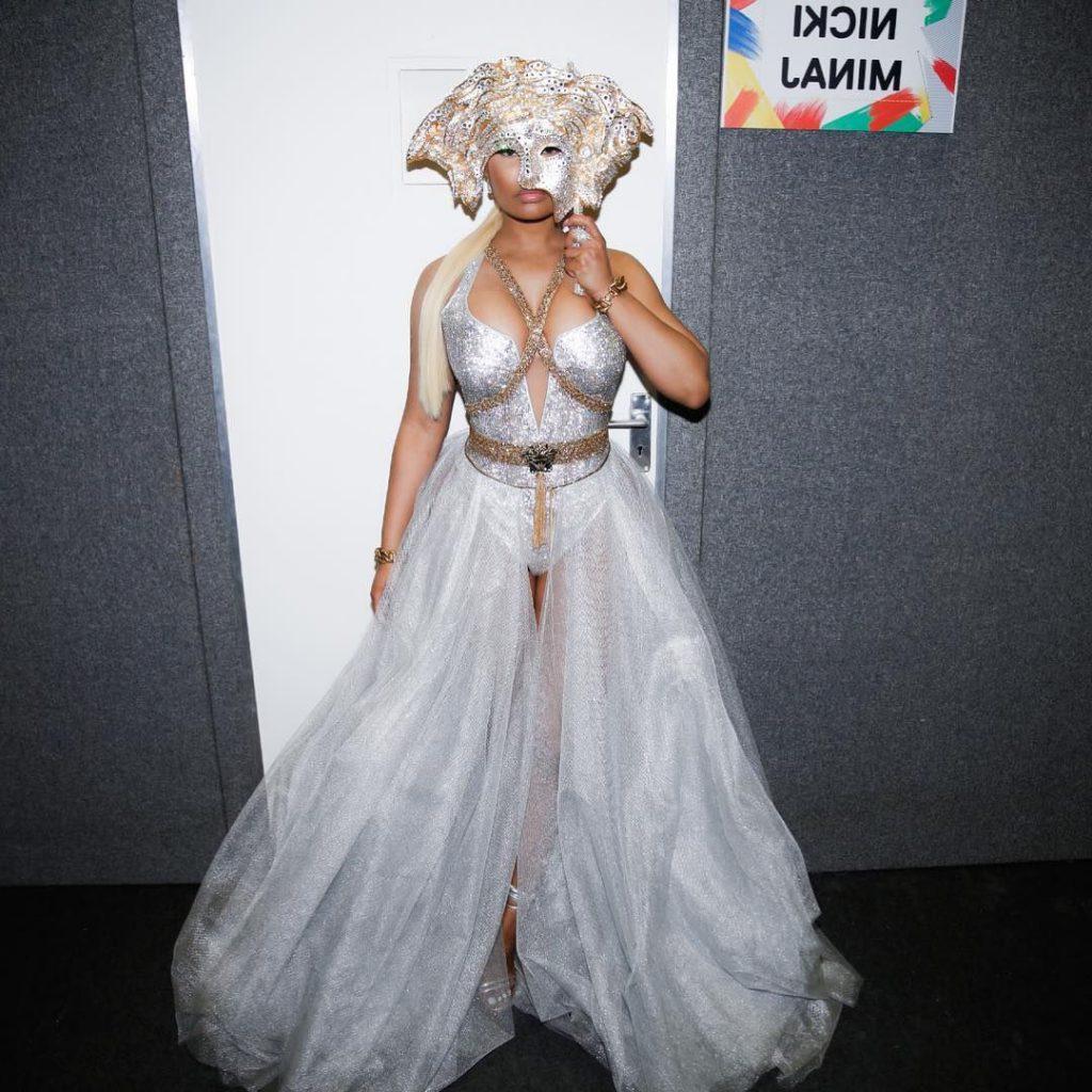 15P Nicki Minaj Cleavage