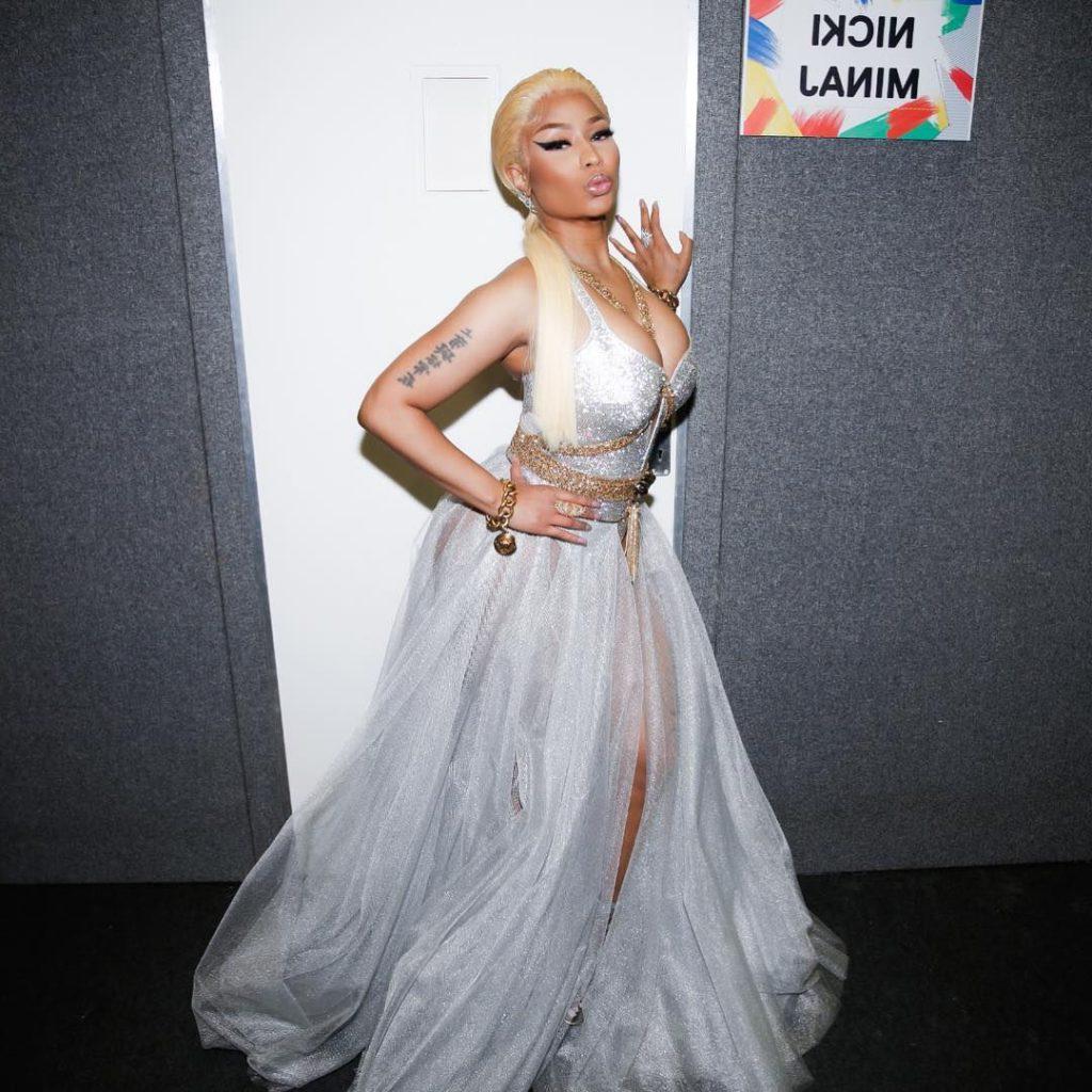 15P Nicki Minaj Cleavage