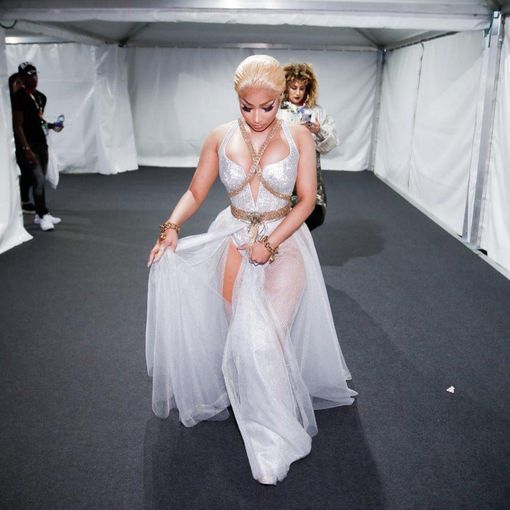 15P Nicki Minaj Cleavage
